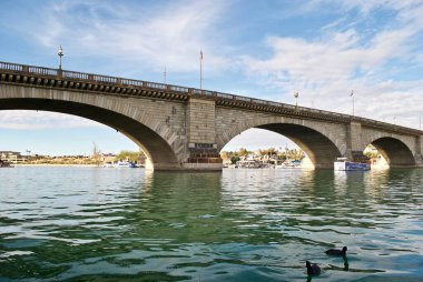 Havasu Gölü, Arizona: Ördekli Londra Köprüsü. Eskiden Londra, İngiltere 'de Thames Nehri' ne yayılmıştı. Daha sonra turizm ve ev alıcılarını çekmek için Arizona 'da satın alınmış ve yeniden inşa edilmiş..