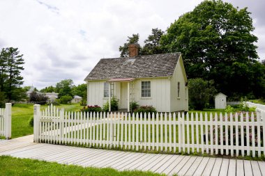 Batı Şubesi, Iowa: Herbert Hoover Ulusal Tarihi Sitesi, ABD 'nin 31. Başkanı Herbert Hoover' ın yaşamını anmaktadır. Herbert Hoover 'ın Doğum Yeri Kulübesi.