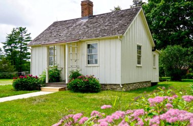 Herbert Hoover Ulusal Tarih Bölgesi, Batı Şubesi, Iowa Birleşik Devletler 'in 31. Başkanı Herbert Hoover' ın hayatını anmaktadır. Herbert Hoover Doğum Yeri Kulübesi 'nin dışı. 1874 doğumlu.