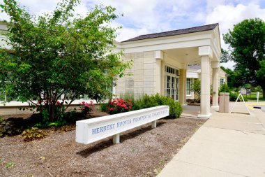 Batı Şubesi, Iowa: Herbert Hoover Ulusal Tarihi Sitesi, ABD Başkanı Herbert Hoover 'ın yaşamını anmaktadır. Herbert Hoover Başkanlık Kütüphanesi ve Müzesi 'nin dışı..