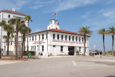 Jacksonville Plajı, Florida, Amerikan Kızıl Haç Gönüllü Birlikleri Sahil Bulvarı 'ndaki istasyon binası. Cankurtaran kulesi olan belirgin beyaz ve kırmızı Art Moderne tarzı bir bina..