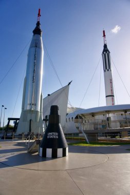Kennedy Uzay Merkezi, Florida, ABD: Roket Bahçesinde Kahramanlar ve Efsaneler Binası ve Astronot Şöhretler Listesi ile Merkür-Atlas ve Merkür-Redstone roketleri. 