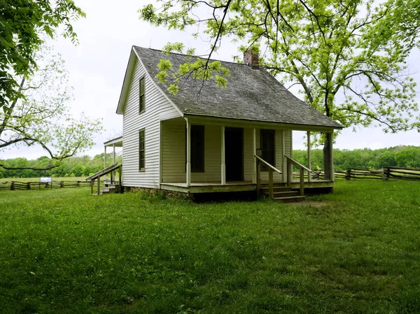 密苏里州戴蒙德 华盛顿卡弗国家纪念碑的摩西 卡弗住宅 1881年的小白色农舍是摩西 卡弗的家 他是乔治 华盛顿卡弗的主人 他是个奴隶 — 图库照片