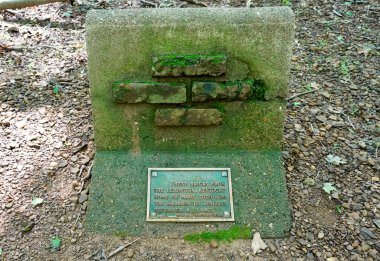Lincoln City, Indiana: Lincoln Gençlik Ulusal Anıtı. Twelve Stones 'un Yolu Lincoln' un hayatındaki önemli bölümleri anar. Mary Todd Lincoln 'un çocukluk evinden 6 tuğla.