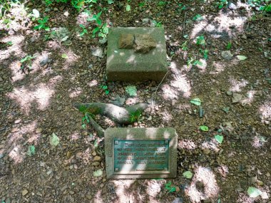 Lincoln City, Indiana: Lincoln Gençlik Ulusal Anıtı. Twelve Stones 'un Yolu Lincoln' un hayatındaki önemli bölümleri anar. Genç Abe 'in tezgahtar olarak çalıştığı Jones Store' dan Stone 3..