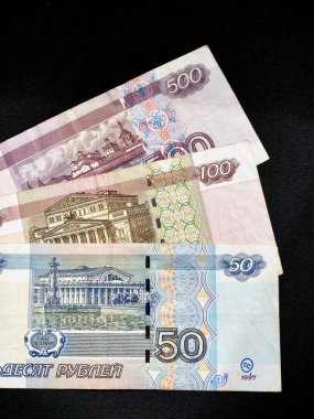 Rus rublesi veya rublesi Rusya Federasyonu 'nun para birimidir. Binalarla birlikte 50, 100 ve 500 notanın tersi. Eski Saint Petersburg Borsası ve Rostral Sütunları