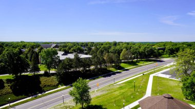 Martin Luther College (MLC), New Ulm, Minnesota 'da Wisconsin Evangelical Luteryan Synod tarafından işletilen özel bir liberal sanat koleji. Kampüs Hermann Heights Anıtı 'ndan izlendi..
