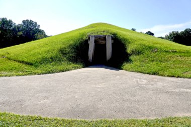 Gürcistan 'ın Macon kentinde bulunan Ocmulgee Mounds Ulusal Tarih Parkı Güney Appalachian kültürü tarafından inşa edilen toprak çalışmalarını muhafaza etmektedir. Toplantı ve tören için inşa edilen dairesel toprak lojmanına giriş.