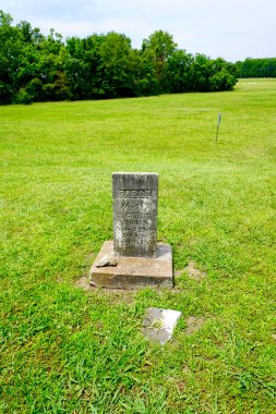 Louisiana 'daki Yoksulluk Noktası Dünya Mirası Bölgesi Yoksulluk Noktası kültürü tarafından inşa edilmiş tarih öncesi bir anıt toprak çalışma alanıdır. Yerleşimci Sarah Wilson 'ın 1800' lerden kalma mezar taşıyla D tepesi..