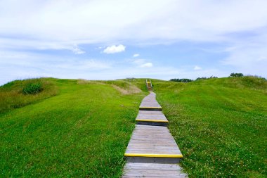 Louisiana 'daki Yoksulluk Noktası Dünya Mirası Bölgesi Yoksulluk Noktası kültürü tarafından inşa edilmiş tarih öncesi bir anıt toprak çalışma alanıdır. Boardwalk merdivenleri en büyük toprak tepeciği olan A tepesine tırmanıyor.. 