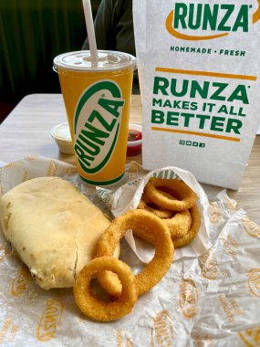 Runza Restoran yemeği, Runza sandviçi, soğan halkaları ve içecek. Runza logolu çanta ve 