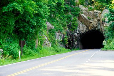 Shenandoah Ulusal Parkı Mary 's Rock Tüneli, Skyline Yolu 32.2 mil. Sivil Koruma Birliği çalışanları bu ikonik tüneli oluşturmak için 1932 'de Marys Rock tepelerini havaya uçurdular..