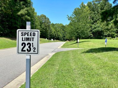 Williamsburg, Virginia, ABD: Hız sınırı 23 (23 buçuk) Km / saat işareti. Sıra dışı hız limiti sürücülerin dikkatini artırır. Williamsburg Sentara Hastanesi 'nde. 23.5 MPH.