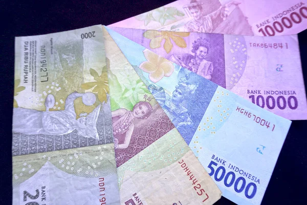 ルピア Idr インドネシアの通貨単位である 異なる伝統的なインドネシアの踊り よく知られている観光スポットや花を描いています — ストック写真