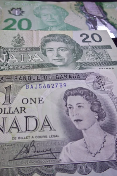 カナダのオタワ カナダの通貨で エリザベス2世の肖像画が描かれています Cad Cad 女王が何十年も老いていく姿を — ストック写真