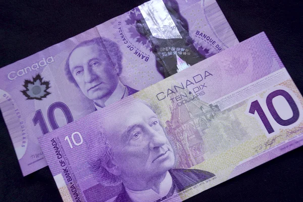 カナダ オンタリオ州オタワ 2011年のフロンティアシリーズおよび2001年のカナダ ジャーニー通貨シリーズからのバイオレット10ドルのポリマー法案の世界 初代首相ジョン マクドナルド — ストック写真