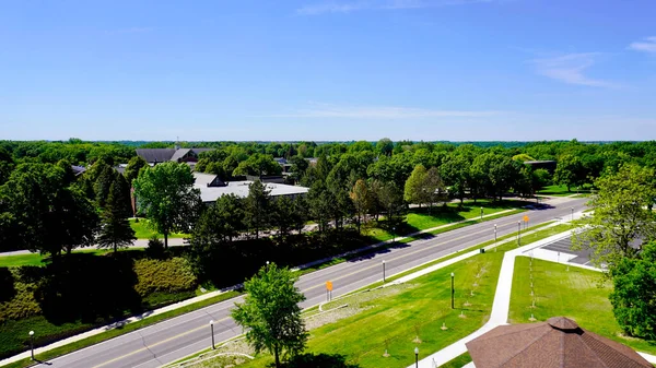 Martin Luther College (MLC), New Ulm, Minnesota 'da Wisconsin Evangelical Luteryan Synod tarafından işletilen özel bir liberal sanat koleji. Kampüs Hermann Heights Anıtı 'ndan izlendi..