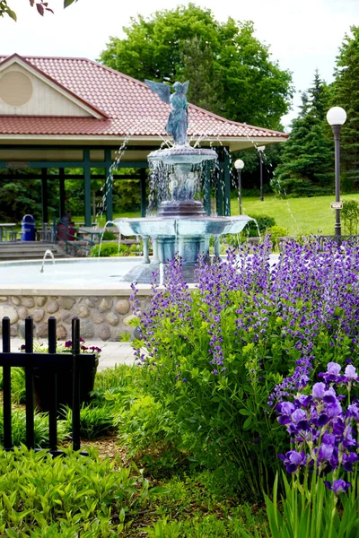 Německý Park New Ulmu Minnesota Andělskou Fontánou Formální Květinovou Zahradou — Stock fotografie
