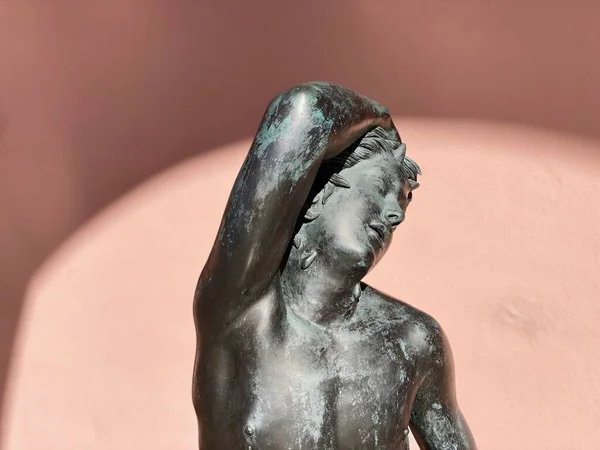 フロリダ州サラソータ ジョンとマブル リングリングリング美術館彫刻中庭 眠っているサテュロスヘレニズム時代の青銅の元の現代の青銅鋳物 若いサテュロス神話上の生き物 — ストック写真