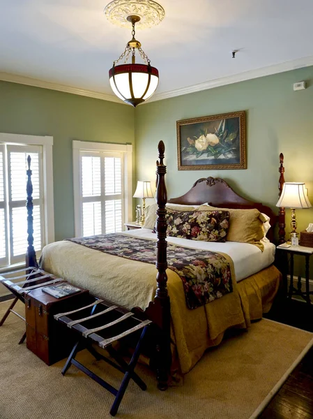 ジョージア州サバンナ バラストン 1838年に建てられた邸宅で 歴史地区の豪華なベッド ブレックファースト ロマンチックなブティックホテル メアリー ムズグローブルーム桜の四つのポスターベッド — ストック写真