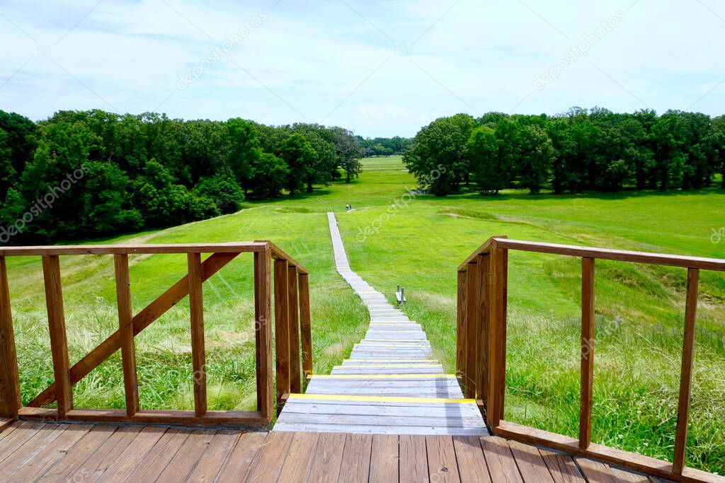 Poverty Point World Heritage Site, Louisiana: A prehistoric monumental earthworks site constructed by the Poverty Point culture. Boardwalk stairs descending the largest earthen mound - Mound A.