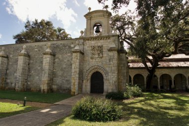 Kuzey Miami Plajı, FL: Antik İspanyol Manastırı, St. Bernard de Clairvaux Manastırı, ortaçağ İspanya 'sında inşa edilmiştir. William Randolph Hurst tarafından satın alınmış ve Florida 'da yeniden inşa edilmiş..