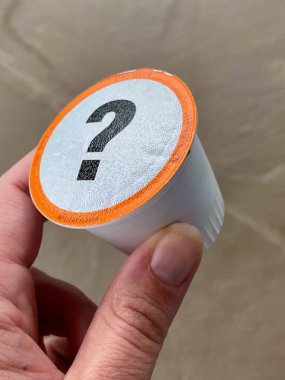 K-Cup kapsüllerinde soru işareti var. Tek seferlik kahve konteynırı. Gizemli lezzet, sorular, tartışma ya da yardım. 