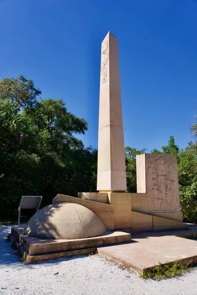 フロリダ州ブラデントン 2022年 ソト国立記念碑の聖ユークリスト記念碑は エルナンド ソトの上陸と探検を記念しています レリーフ彫刻 オベリスク — ストック写真