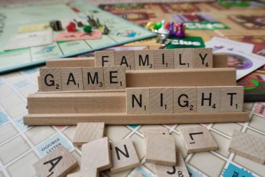 Aile Oyun Gecesi. Monopoly, İpucu ve Scrabble oyunları. Klasik masa oyunları. Monopoly çok oyunculu ekonomi oyunu. İpucu cinayeti gizem oyunu. Scrabble bir kelime oyunudur.