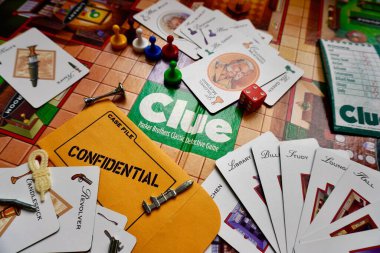 İpucu, cinayet gizemi masa oyunu. Cluedo olarak biliniyor, Kuzey Amerika 'nın dışında. Parker Kardeşler 1996 baskısı. Oyun parçaları, silahlar, karakterler, oda kartları, zar, tahta, gizli zarf.