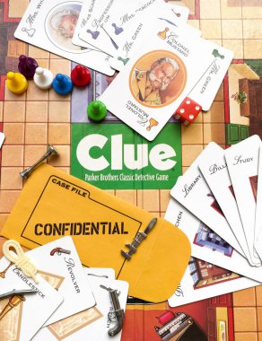İpucu, cinayet gizemi masa oyunu. Cluedo olarak biliniyor, Kuzey Amerika 'nın dışında. Parker Kardeşler 1996 baskısı. Oyun parçaları, silahlar, karakterler, oda kartları, zar, tahta, gizli zarf.