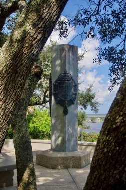 Ribault Anıtı, Fort Caroline Ulusal Anıtı, Timucuan Ekolojik ve Tarihi Koruma Alanı. Jean Ribault 'un St. Johns Nehri' nin ağzının yakınına inişi anısına dikilmiştir..