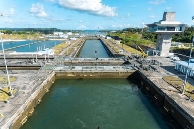 Panama Kanalı - 2022 Agua Clara Kilitleri, Atlantik Köprüsü ile üç yeni kilit seti. Agua Clara kontrol kulesi (torre de control). Atlantik Kilitleri Limon Koyu 'nu Gatun Gölü' ne, Atlantik 'i Pasifik' e bağlıyor.