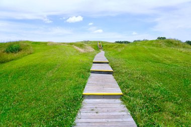 Louisiana 'daki Yoksulluk Noktası Dünya Mirası Bölgesi Yoksulluk Noktası kültürü tarafından inşa edilmiş tarih öncesi bir anıt toprak çalışma alanıdır. Boardwalk merdivenleri en büyük toprak tepeciği olan A tepesine tırmanıyor.. 