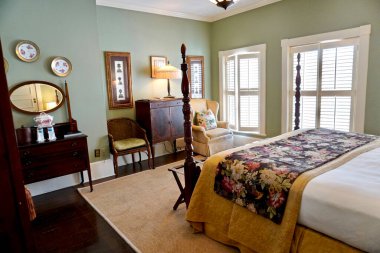 Savannah, Georgia: Ballastone Inn - 1838 yılından kalma bir malikane, tarihi butik otel tarihi bölgesinde lüks bir pansiyon ve kahvaltı. Mary Musgrove odası vişneli dört direkli yatak.