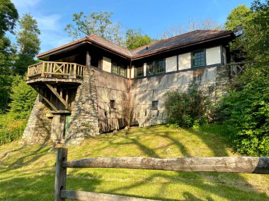 Shenandoah Ulusal Parkı 'ndaki Skyland Resort' ta Massanutten Pansiyonu. Massanutten Lodge, Skyland Resort 'un ortağı Addie Nairn Pollock' un eviydi. 1911 'de restore edilmiş. Poker Apartmanları.