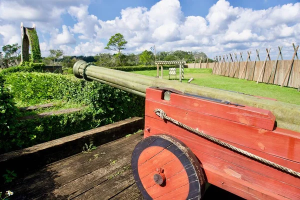 Fort Caroline Ulusal Anıtı, Florida, Fort de la Caroline rekonstrüksiyonu, St. Johns Nehri 'nde Fransız sömürgesi yerleşimi girişimi. Kırmızı top. Timucuan Ekolojik Tarihi Koruması.