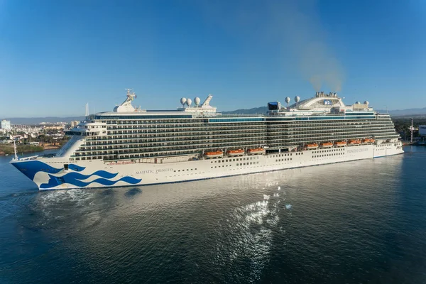 威严的公主号游轮 Princess Cruise Ship 是一艘皇家游轮 目前由嘉年华公司的子公司公主号 Princess Cruises 墨西哥瓦利亚塔港 — 图库照片