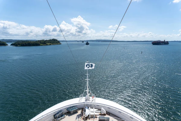 巴拿马运河 翡翠公主号 Emerald Princess Cruise 的船头穿过巴拿马运河中央的人造加通湖 它是由查戈斯河的堤坝形成的 — 图库照片