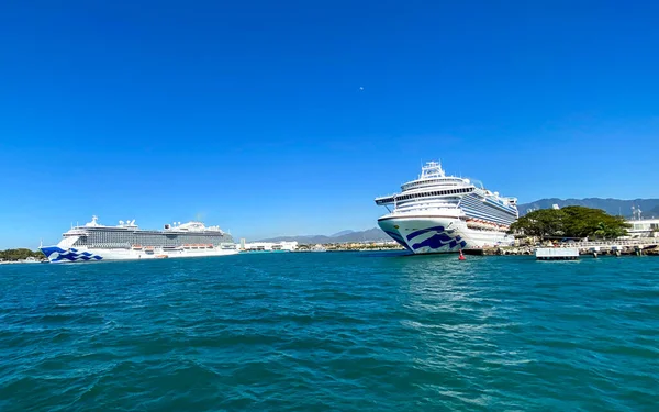 墨西哥瓦利亚塔港 华丽的公主号和翡翠公主号游轮 由嘉年华公司的子公司克鲁斯公主号运营 在Marina Vallarta并排靠岸 — 图库照片