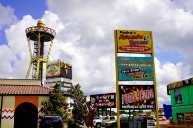 Sınırın güneyinde, Kuzey Carolina ve Güney Carolina arasındaki sınırın 95 nolu karayolu (I-95) güneyinde ilgi odağı vardır. Campy-Fux-Mexico tarzında temalı. Sombrero Kulesi. 