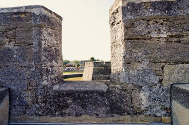 Saint Augustine, Florida 'daki Castillo de San Marcos Ulusal Anıtı: Coquina parapet, crenels, draw bridge, dry hendek ve garrita (bekçi kulesi) ile savaş. Amerika 'nın en eski taş kalesi.. 