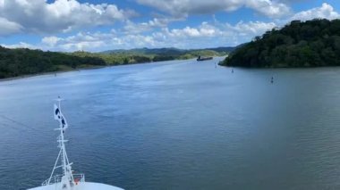 Panama Kanalı: Gatun Gölü 'nün Zaman Kanalı. Zümrüt Prenses 'in pruvası Panama Kanalı' nın ortasındaki insan yapımı Gatun Gölü 'nden geçiyor. Chagres Nehri 'nin engellenmesiyle oluşmuş.. 