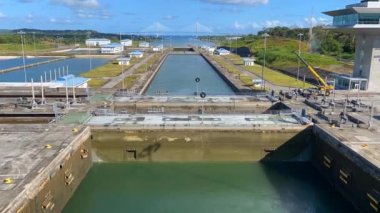 Panama Kanalı: Agua Clara Kilitleri 'nin dolması ve teknenin yükselmesi. Atlantik Köprüsü 'nde üç yeni kilit. Atlantik Kilitleri Limon Koyu 'nu Gatun Gölü' ne, Atlantik 'i Pasifik Okyanusu' na bağlar..
