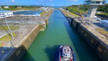 Panama Kanalı: Agua Clara Locks 'un Zaman Kapısı kapanıyor. Atlantik Köprüsü 'nde üç yeni kilit. Römorkör arkadan yol gösteriyor.. 