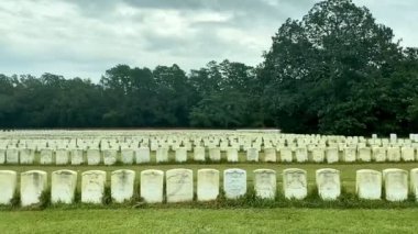 Andersonville, Georgia: Andersonville Ulusal Mezarlığı askeri mezarlığı Andersonville İç Savaş esir kampından siper kazılarıyla başladı. Askeri gaziler için aktif bir mezarlık.. 