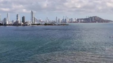 Cartagena, Kolombiya, Bocagrande Limanı. Karayip Sahili Bölgesi 'nde Kolombiya' nın kuzey kıyısında şehir silueti ve büyük liman. Ülkedeki en pahalı ve seçkin mahallelerden biri..