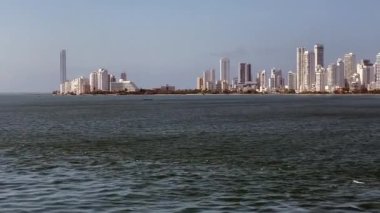 Cartagena, Kolombiya, Bocagrande Limanı. Karayip Sahili Bölgesi 'nde Kolombiya' nın kuzey kıyısında şehir silueti ve büyük liman. Ülkedeki en pahalı ve seçkin mahallelerden biri..
