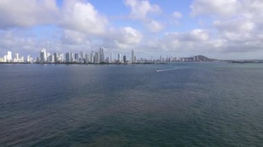 Cartagena, Kolombiya, Bocagrande Limanı. Karayip Sahili Bölgesi 'nde Kolombiya' nın kuzey kıyısında şehir silueti ve büyük liman. Ülkedeki en pahalı ve seçkin mahallelerden biri..