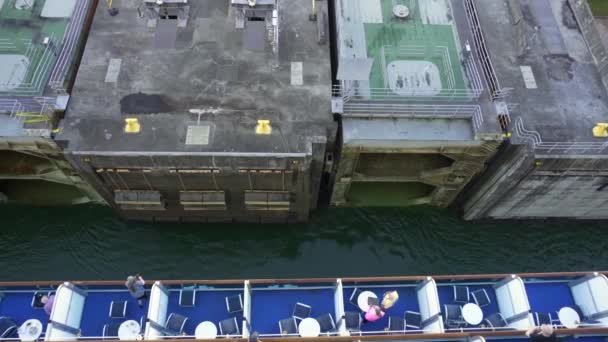 Panamakanal Panama Kreuzfahrtschiff Fährt Aqua Clara Schleusen Den Beiden Rollenden — Stockvideo